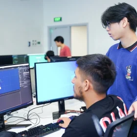Các bạn trẻ trong các lớp học công nghệ thông tin - thiết kế game.